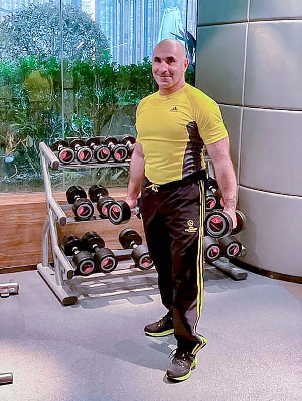 תמונה של גבר בחדר כושר -דימה ברינגולץ מאמן אישי